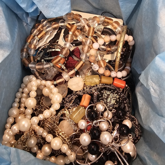 MIXED BAG LOT OF VINTAGE TO NOW JEWELRY 3 LBS 10OZ KEEP RESELL REPURPOSE - Picture 5 of 7